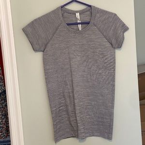 NWOT lululemon size 6 swiftly tech short-sleeve